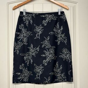 Ann Taylor Midi Skirt w/ floral silk embroidery. size 4. excellent condition